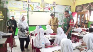 Babinsa Koramil 03/Telukpucung Dukung Program Pemerintah, Dampingi Pendistribusian Makan Bergizi Gratis untuk Siswa