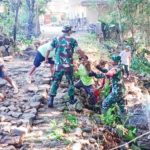 Babinsa Gondang Bojonegoro Bersama Warga Sambongrejo Bangun Bronjong dan Jalan Makadam