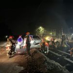 Komitmen Pelayanan dan Keselamatan, KAI Daop Madiun Lakukan Perbaikan Geometri Perlintasan KA