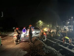 Komitmen Pelayanan dan Keselamatan, KAI Daop Madiun Lakukan Perbaikan Geometri Perlintasan KA