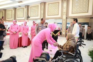 Hadirkan Kepedulian Tanpa Batas, Biddokkes Polda Jatim Gelar Bhakti Kesehatan untuk Masyarakat dan Disabilitas