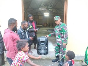 Jaga Hubungan Kerukunan Umat Beragama, Danramil 1710-04/Tembagapura Berikan Bantuan Speaker Ke Gereja