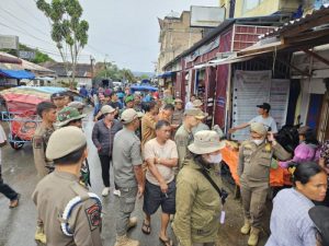 Ratusan Pedagang di Pasar Laguboti Ditertibkan