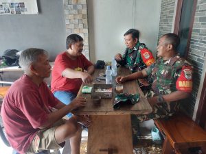 Babinsa Kota Baru Sambangi Warga RW 006, Perkuat silaturahmi dan Jalin Komunikasi Sosial