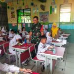 Babinsa Aren Jaya Dampingi Distribusi Makan Bergizi untuk Ribuan Siswa, Dukung Program Pemerintah Cerdaskan Bangsa