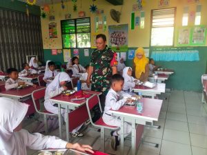 Babinsa Aren Jaya Dampingi Distribusi Makan Bergizi untuk Ribuan Siswa, Dukung Program Pemerintah Cerdaskan Bangsa