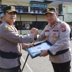 Apresiasi Tegas di Tanjung Perak: Kapolres Beri Penghargaan untuk Anggota Berprestasi