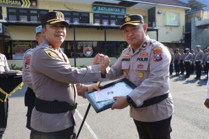 Apresiasi Tegas di Tanjung Perak: Kapolres Beri Penghargaan untuk Anggota Berprestasi
