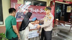 Kepedulian Tanpa Sekat, Polsek Asemrowo Bagikan Sembako di Hari Bhayangkara ke-79