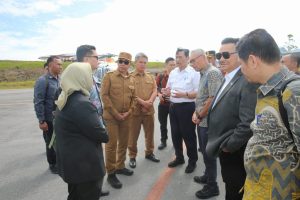 Bupati dan Wakil Bupati Taput Sambut Kedatangan Delegasi Belanda di Bandara Silangit