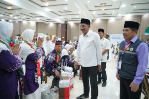 Kembali ke Tanah Air, Kloter 19 Jemaah Haji Asal Jombang Disambut Langsung oleh Plh Dirjen PHU