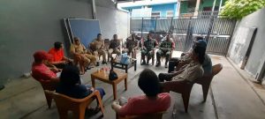 Babinsa Koramil 03 Senen Bersama Staf Kelurahan Bungur Bahas Patroli Guna Jaga Kondusifitas Wilayah