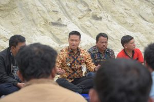 Bupati Humbahas Tinjau Penanganan Longsor JUT di Lintongnihuta