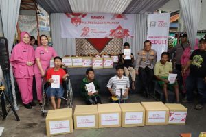 Polri Hadir Tak Hanya Menjaga Keamanan, Tapi Juga Menyentuh Hati Warga Lewat Aksi Sosial Bhayangkari Peduli di Surabaya