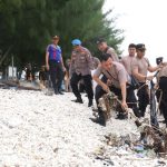 Bakti Bhayangkara Tanpa Sekat, Polres Tanjung Perak Bersihkan Kenjeran Sambut HUT ke-79