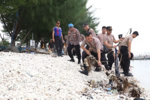 Bakti Bhayangkara Tanpa Sekat, Polres Tanjung Perak Bersihkan Kenjeran Sambut HUT ke-79