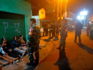 Babinsa Koramil 03/Teluk Pucung Bersama Polres Bekasi Gelar Sweeping Malam, Amankan 11 Remaja Terindikasi Tawuran