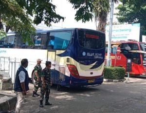 Babinsa Koramil 01/Kranji Monitoring Kepulangan Jamaah Haji Kloter 18 Asal Sukabumi di Asrama Haji Bekasi