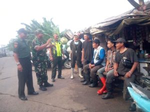 Babinsa Cikiwul Ajak Pemulung di Sekitar TPU Bantargebang Jaga Kamtibmas Lewat Komsos