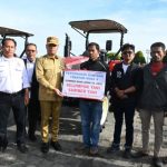 Bupati Humbahas Bersama TMI Serahkan Traktor Kepada Kelompok Tani