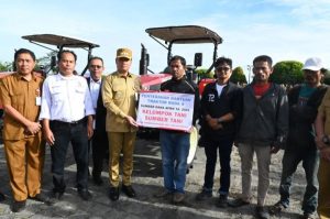 Bupati Humbahas Bersama TMI Serahkan Traktor Kepada Kelompok Tani