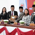 Bupati Tandatangani Keputusan Bersama DPRD tentang Ranperda APBD Kabupaten Humbahas T.A. 2024