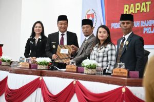 Bupati Tandatangani Keputusan Bersama DPRD tentang Ranperda APBD Kabupaten Humbahas T.A. 2024