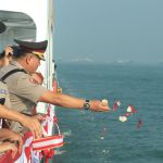 Mengenang Jasa Pahlawan Laut: Polda Jatim Gelar Tabur Bunga di Pelabuhan Tanjung Perak