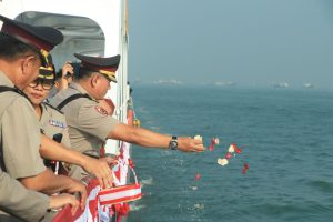 Mengenang Jasa Pahlawan Laut: Polda Jatim Gelar Tabur Bunga di Pelabuhan Tanjung Perak