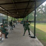 Prajurit Korem 052/Wkr Asah Kemampuan Menembak