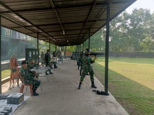 Prajurit Korem 052/Wkr Asah Kemampuan Menembak