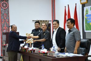 Bupati Samosir Bersama DPRD Tetapkan Tiga Ranperda Menjadi Perda