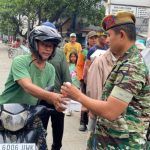 Prajurit Arhanud 6/BAY Gelar Jumat Berbagi, Salurkan Bantuan Makanan di Tanjung Priok