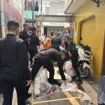 Brimob Polda Metro Jaya Bersama Warga Gelar Kerja Bakti Pasca Kebakaran di Kwitang