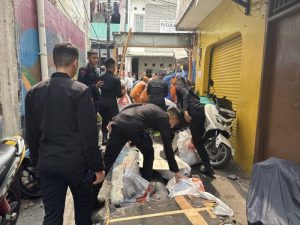 Brimob Polda Metro Jaya Bersama Warga Gelar Kerja Bakti Pasca Kebakaran di Kwitang