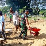 Babinsa Sumberrejo Bojonegoro, Karya Bakti Bersih-bersih Area Makam Bersama Warga Tlumbung