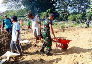 Babinsa Sumberrejo Bojonegoro, Karya Bakti Bersih-bersih Area Makam Bersama Warga Tlumbung