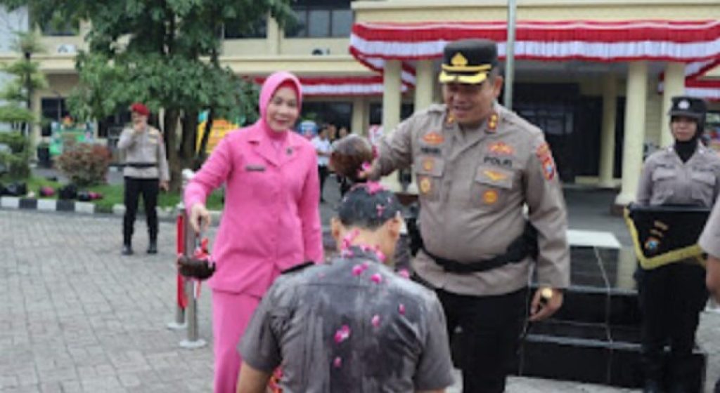 Prosesi Kenaikan Pangkat 80 Personel Polres Nganjuk Di warnai Siraman Air Bunga