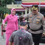 Prosesi Kenaikan Pangkat 80 Personel Polres Nganjuk Di warnai Siraman Air Bunga