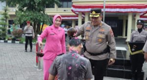 Prosesi Kenaikan Pangkat 80 Personel Polres Nganjuk Di warnai Siraman Air Bunga