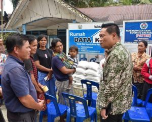 Bupati Humbahas Serahkan Bantuan Beras Kepada Korban Longsor di Kecamatan Pakkat