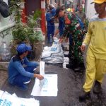Ciptakan Lingkungan yang Bersih Babinsa Koramil 07/Kemayoran Laksanakan Kerja Bakti dan Grebek Lumpur Bersama Warga