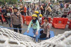 Keceriaan Anak-Anak Warnai Hari Bhayangkara 79, Polrestabes Surabaya Hadirkan Outbound Gratis di Taman Bungkul