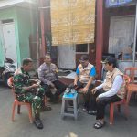 Babinsa Koramil Cakung Bersama Binmaspol Jalin Keakraban Lewat Komsos Humanis