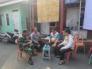 Babinsa Koramil Cakung Bersama Binmaspol Jalin Keakraban Lewat Komsos Humanis