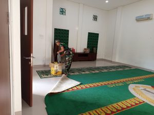 Jaga Kenyamanan Beribadah, Personel Kodim 0507/Bekasi Bersihkan Mushola Makodim