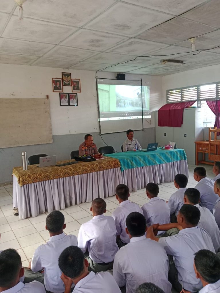 Penyuluhan Kenakalan Remaja dan Bahaya Narkoba Pada Kegiatan MPLS di SMAN 1 Habinsaran