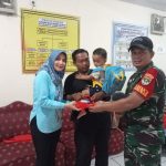 Babinsa Jatinegara Bantu Distribusikan Menu Makanan Kering untuk Balita, Ibu Hamil dan Ibu Menyusui