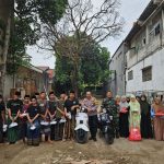 Jumat Berkah, Babinsa Jatiraden Bagikan 100 Nasi Kotak untuk Santri Ponpes Salafiyah