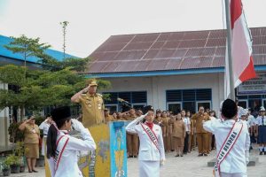 Hari Pertama Masuk Sekolah, Bupati Humbahas Pembina Upacara di UPT SMP N 001 Doloksanggul